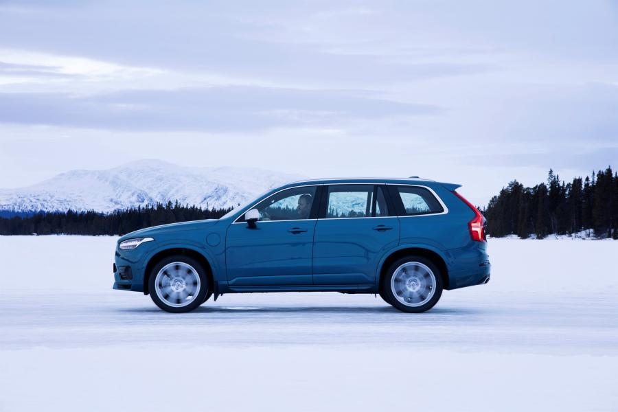  Volvo XC90 T8 R-Design 2016 года  (фото 5 из 32)